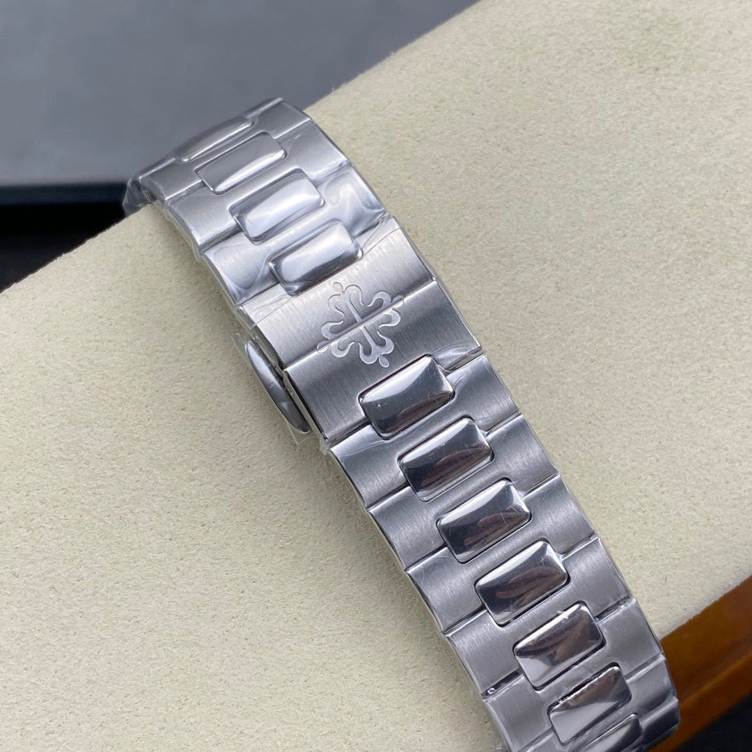Patek Philippe Nautilus 5990 Silver